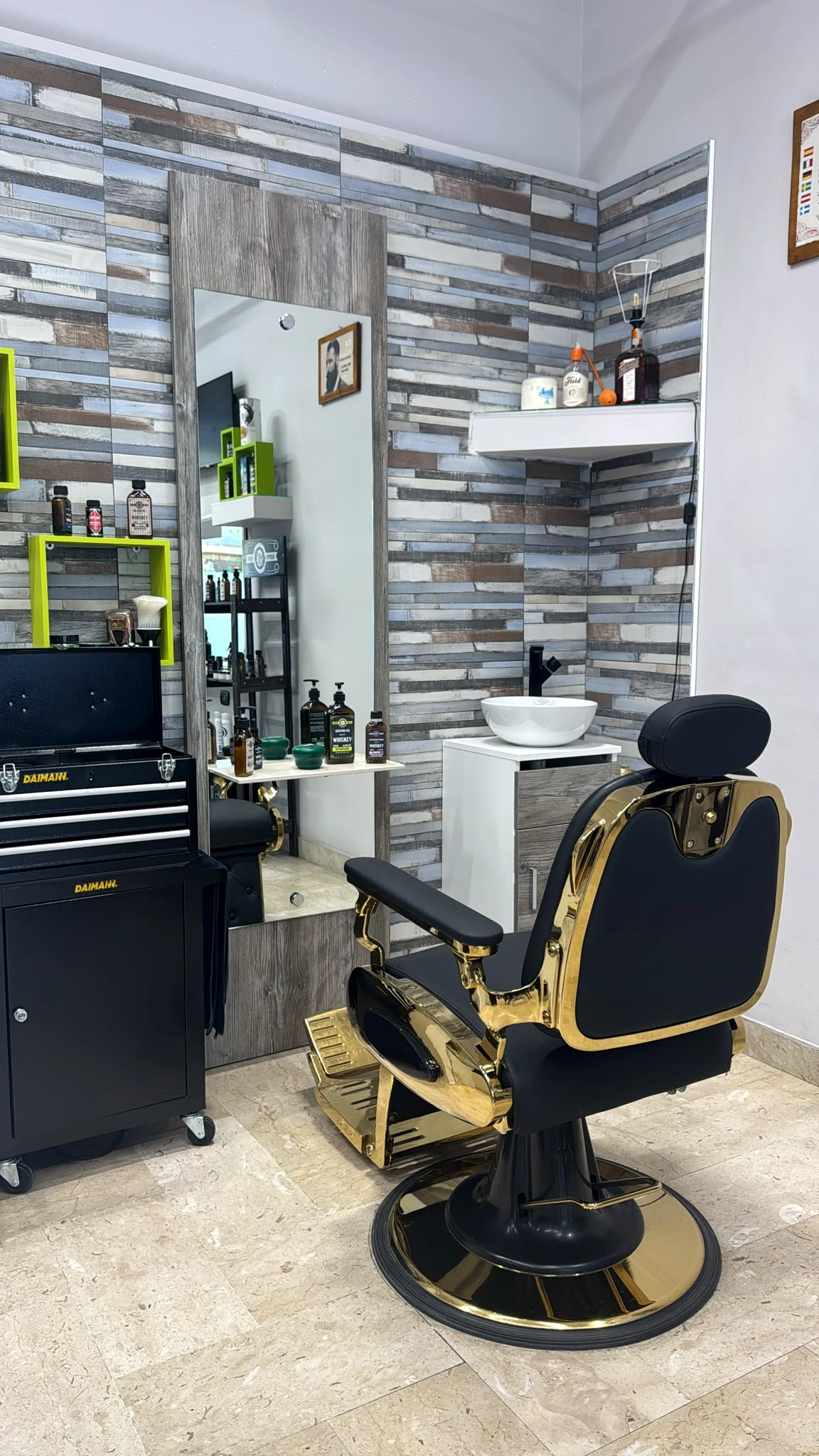 Postazione barber nera e oro de L'Arte del Taglio