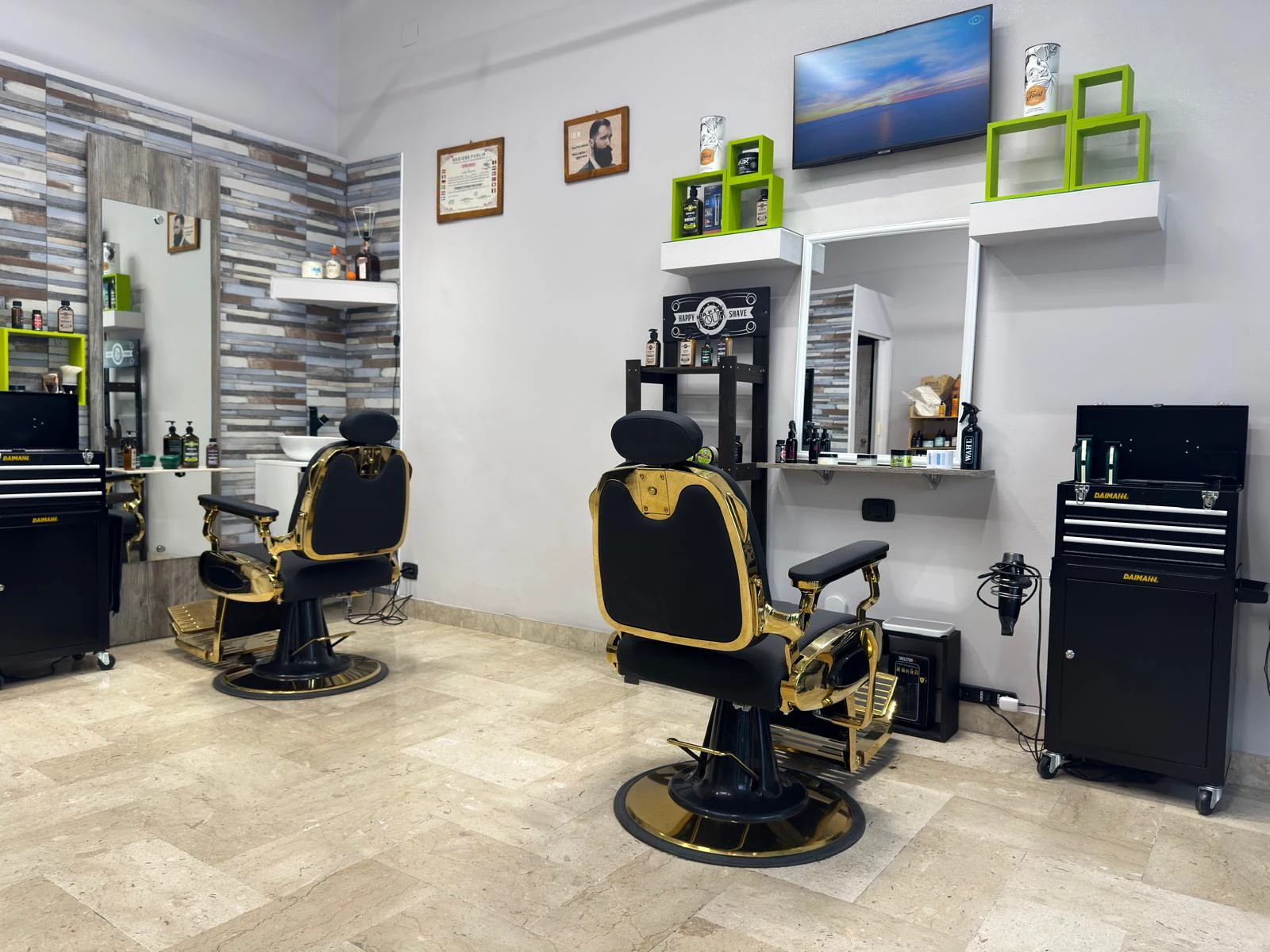 Panoramica delle postazioni barber del salone
